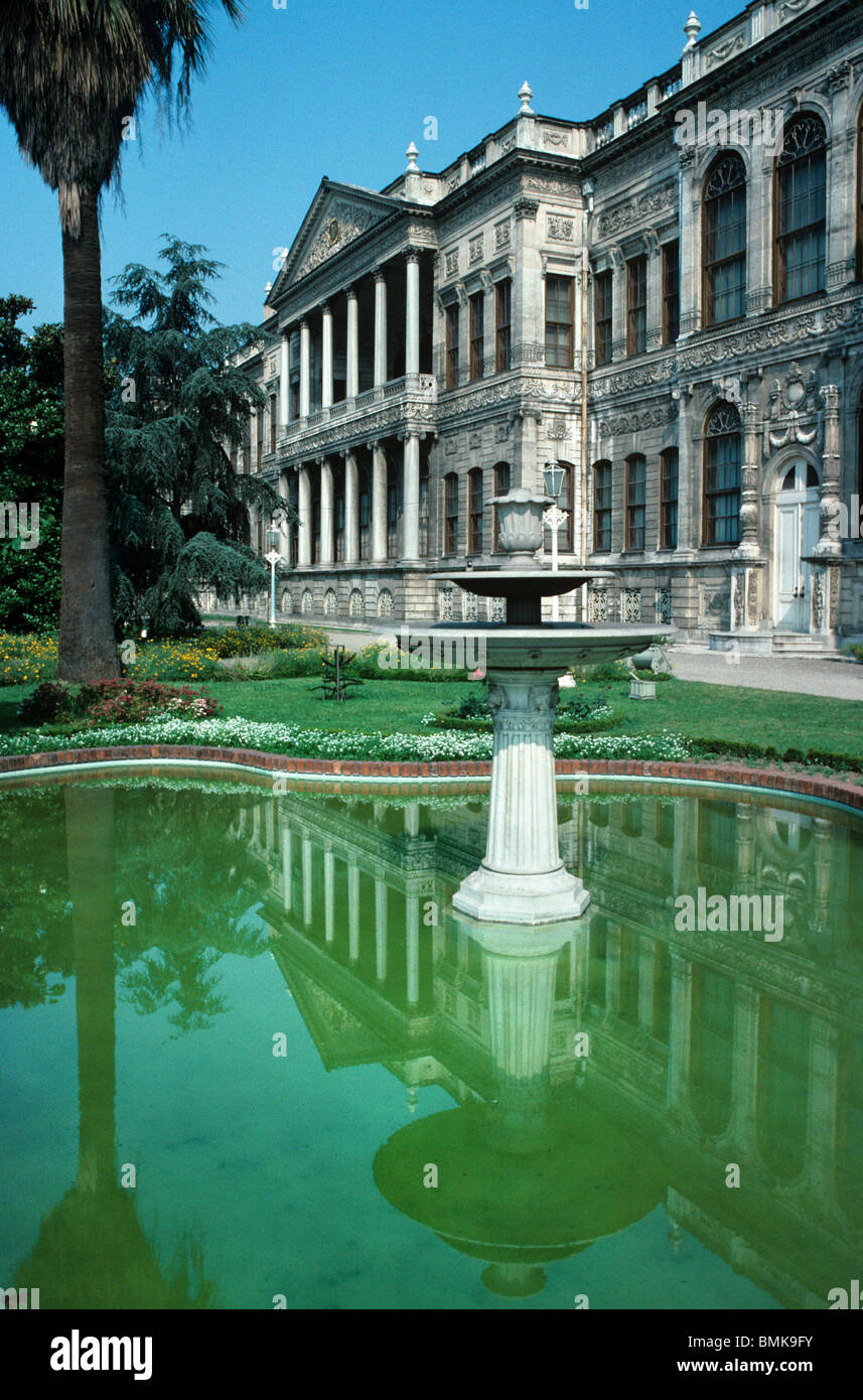 Ostfassade, Brunnen und Gärten des Dolmabahçe Palace im 19. Barockstil spiegeln sich im Pool, Istanbul, Türkei wider Stockfoto