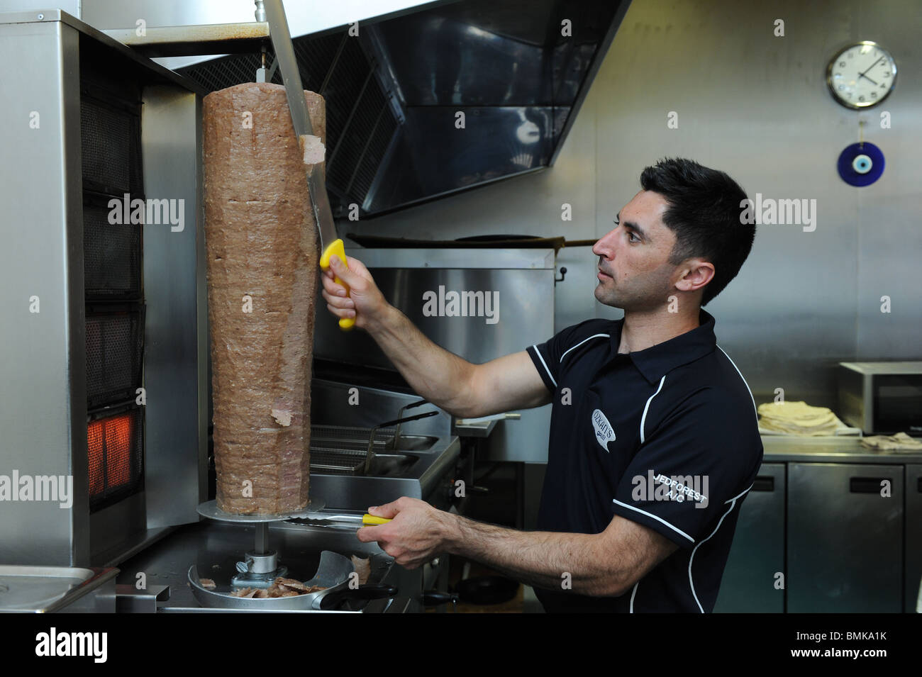 Türkischen Kebab Shop, schneiden Fleisch vom Spieß. Stockfoto