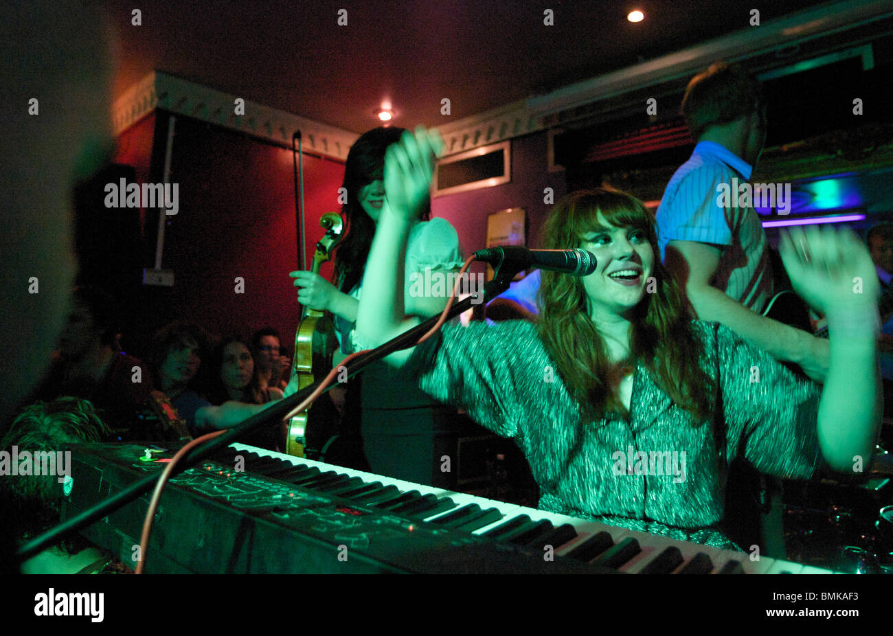 Kate Nash durchgeführt einen geheimen Gig im The Trinity Pub Egge Stockfoto