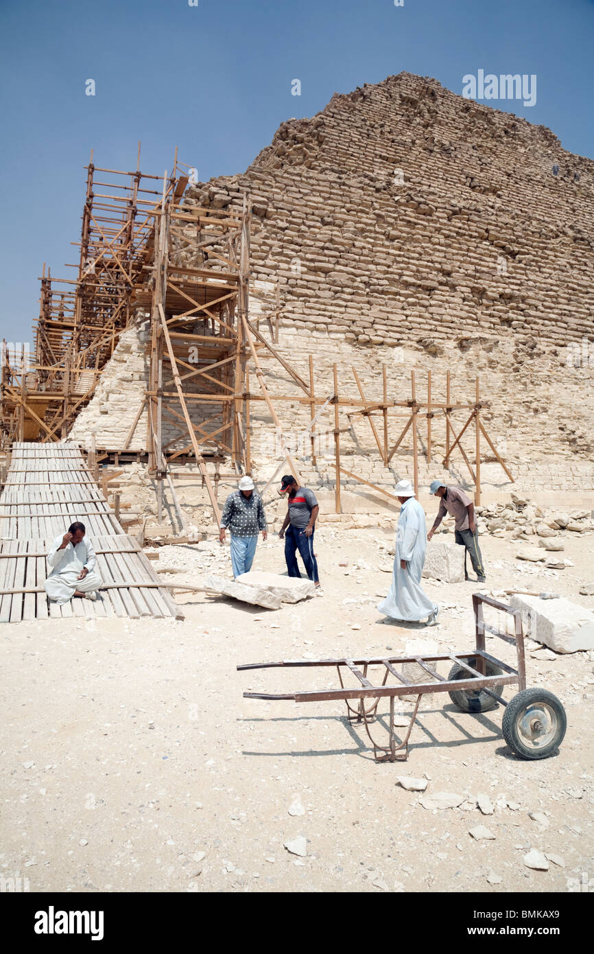 Ägyptische Arbeiter, die Wiederherstellung der Stufenpyramide des Djoser, Sakkara, Ägypten Stockfoto