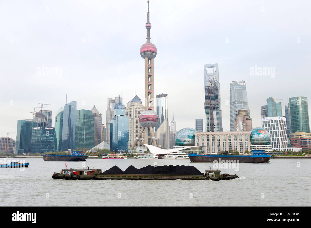 Kohle-Lastkähne auf dem Fluss Huangpu, Shanghai, China Stockfoto