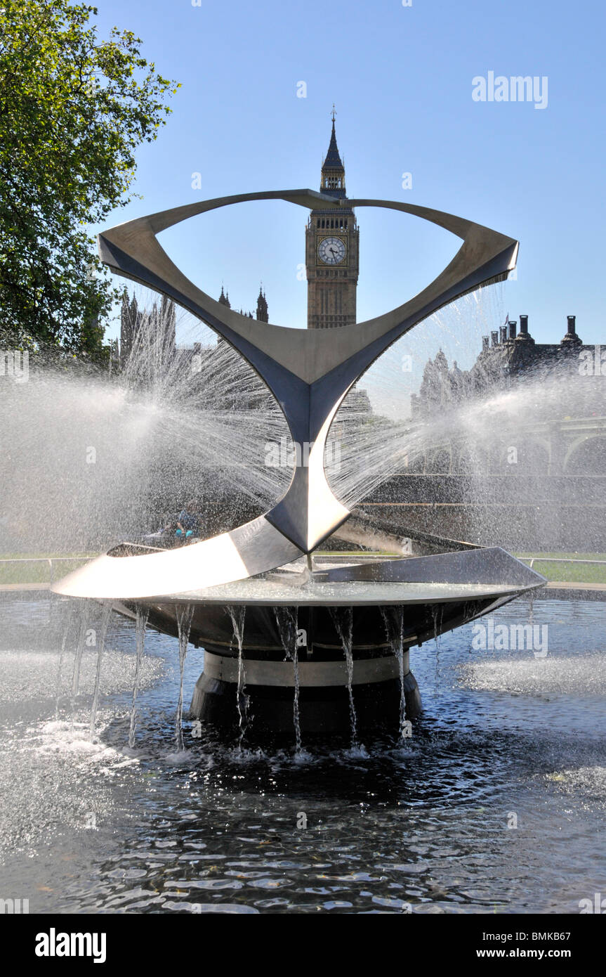 Teil von Revolvierenden Edelstahl Wasserspiel Brunnen & Kunst Skulptur von Naum Gabo im St. Thomas Hospital als Rahmen zu Big Ben Clock Face London UK Stockfoto