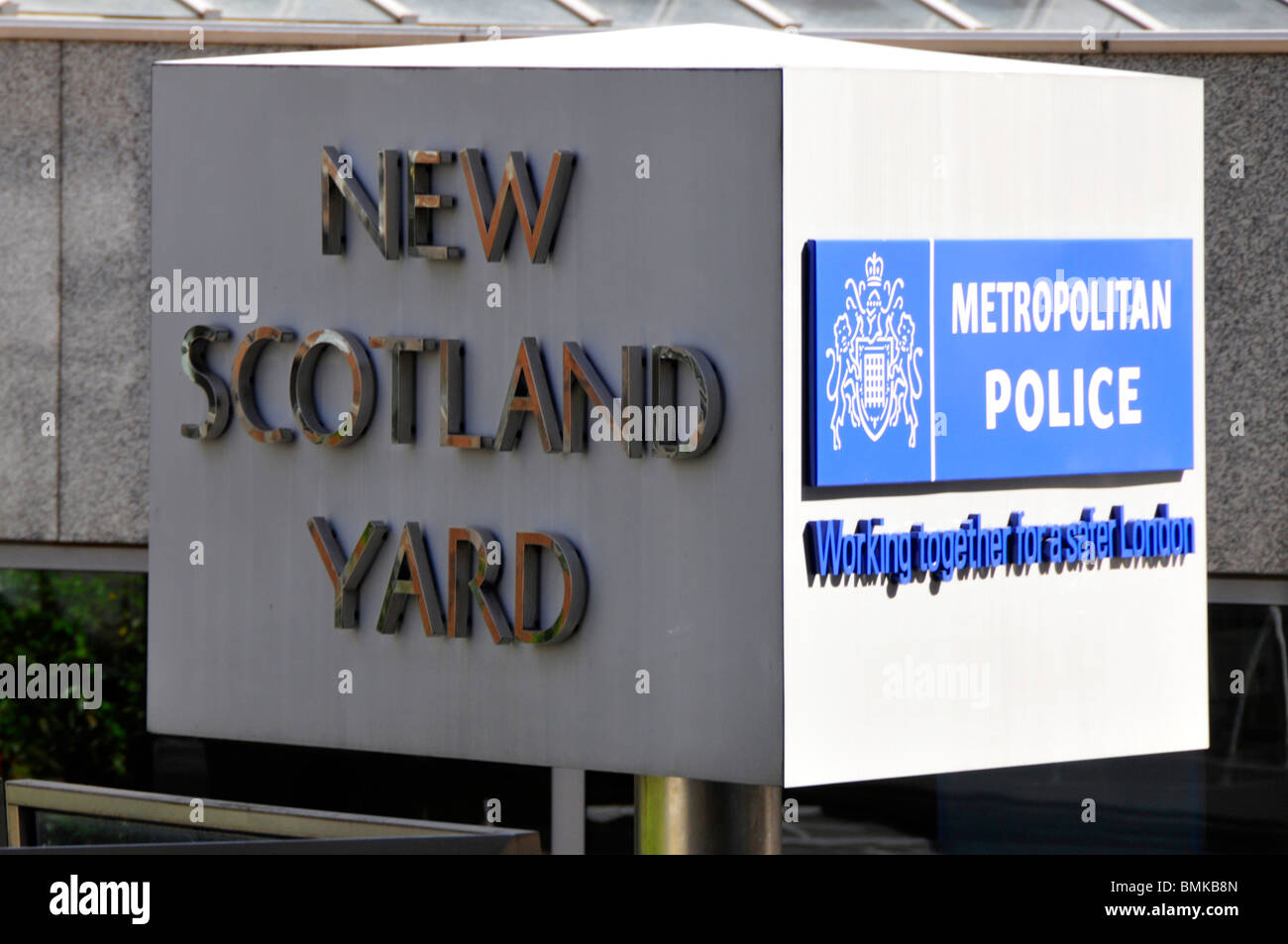 Zeichen für die Metropolitan Police New Scotland Yard HQ London England Großbritannien Stockfoto