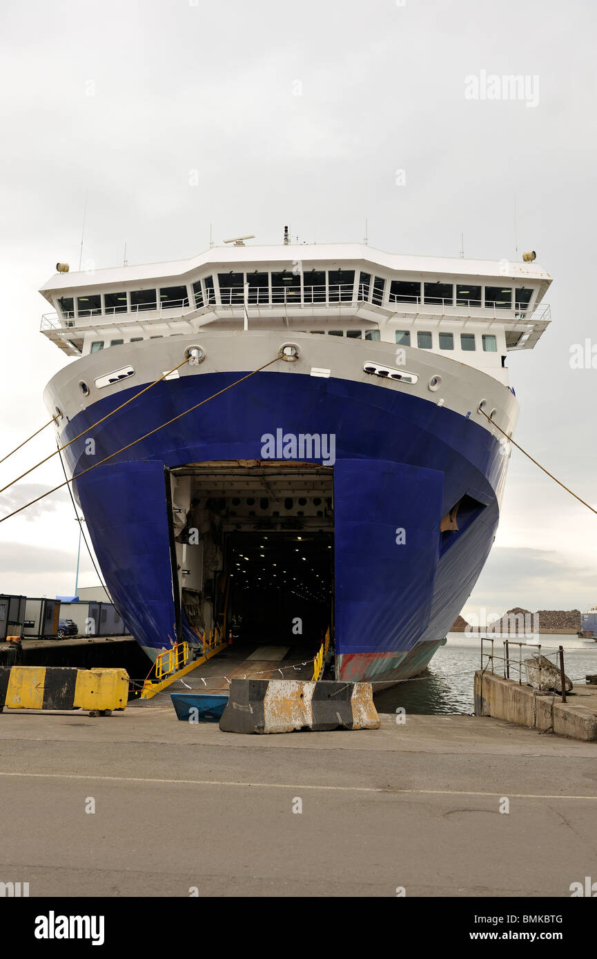 RORO Schiff mit Bogen-Türen öffnen Stockfoto