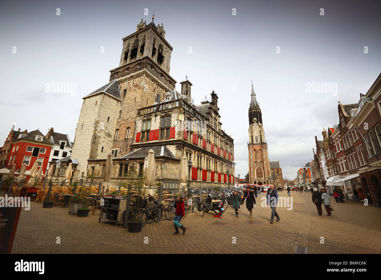 Das Rathaus aus dem Jahre 1620 in den Markt in Delft, Holland. Im Hintergrund ist der Nieuwe Kerk Kirche. Stockfoto