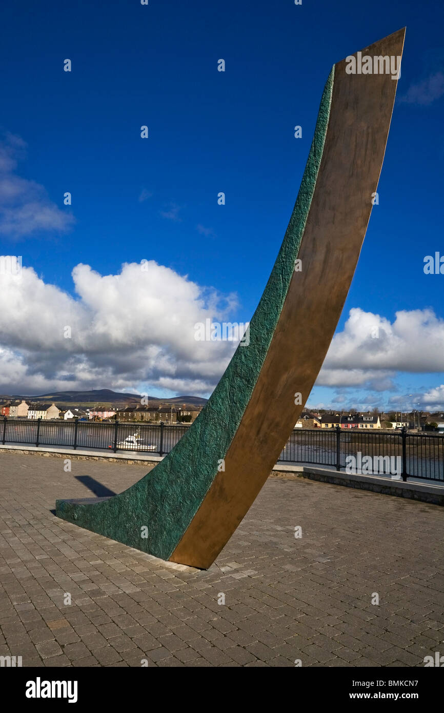 Gallán na mBád oder Fischerboot Stele, Skulptur von Niall O'Neill, in der Nähe von King John's Castle, Dungarvan, County Waterford, Irland Stockfoto