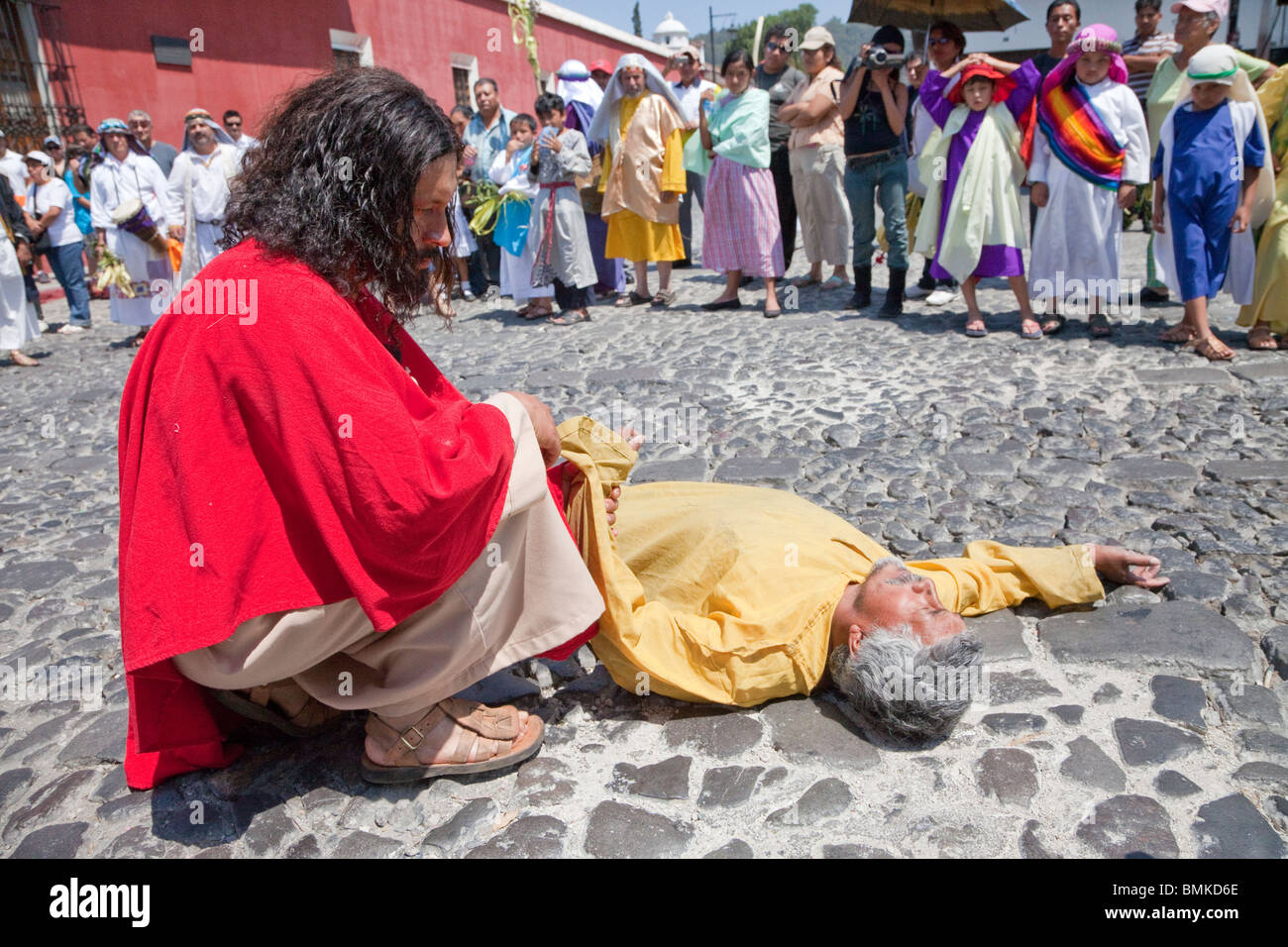 Antigua, Guatemala.  Ehrenamtliche Akteure stellen Szenen aus dem Leben von Jesus, Palmsonntag, Semana Santa.  Jesus vertreibt die Dämonen Stockfoto