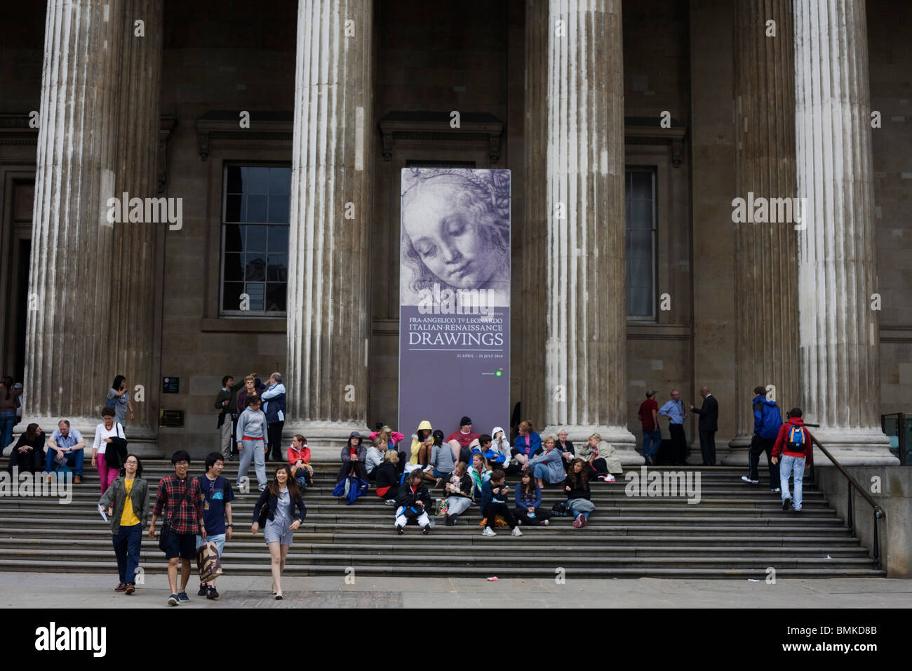 Besucher unter den Spalten der Londoner British Museum Stockfoto