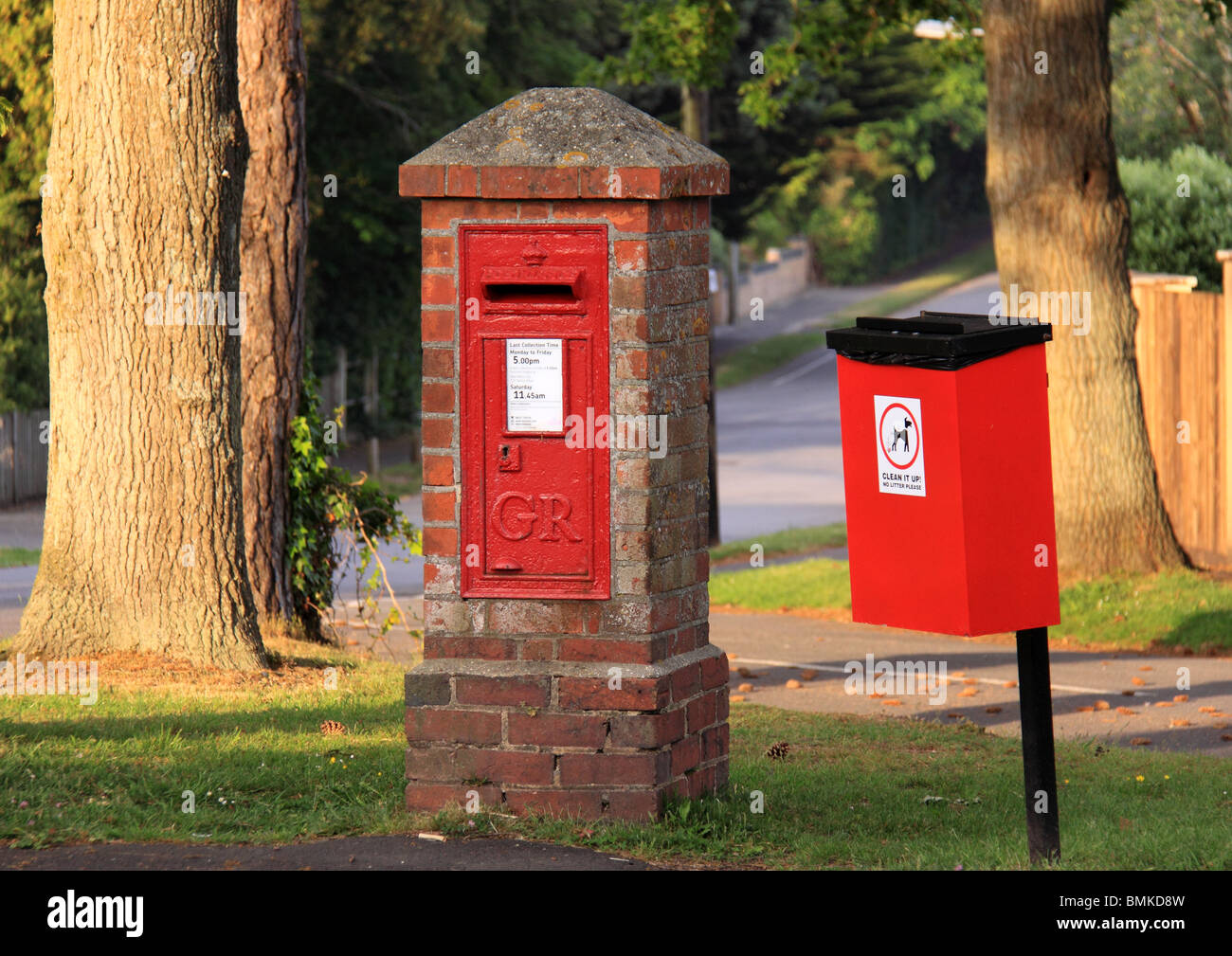 Briefkasten und Hund Abfallbehälter Stockfoto