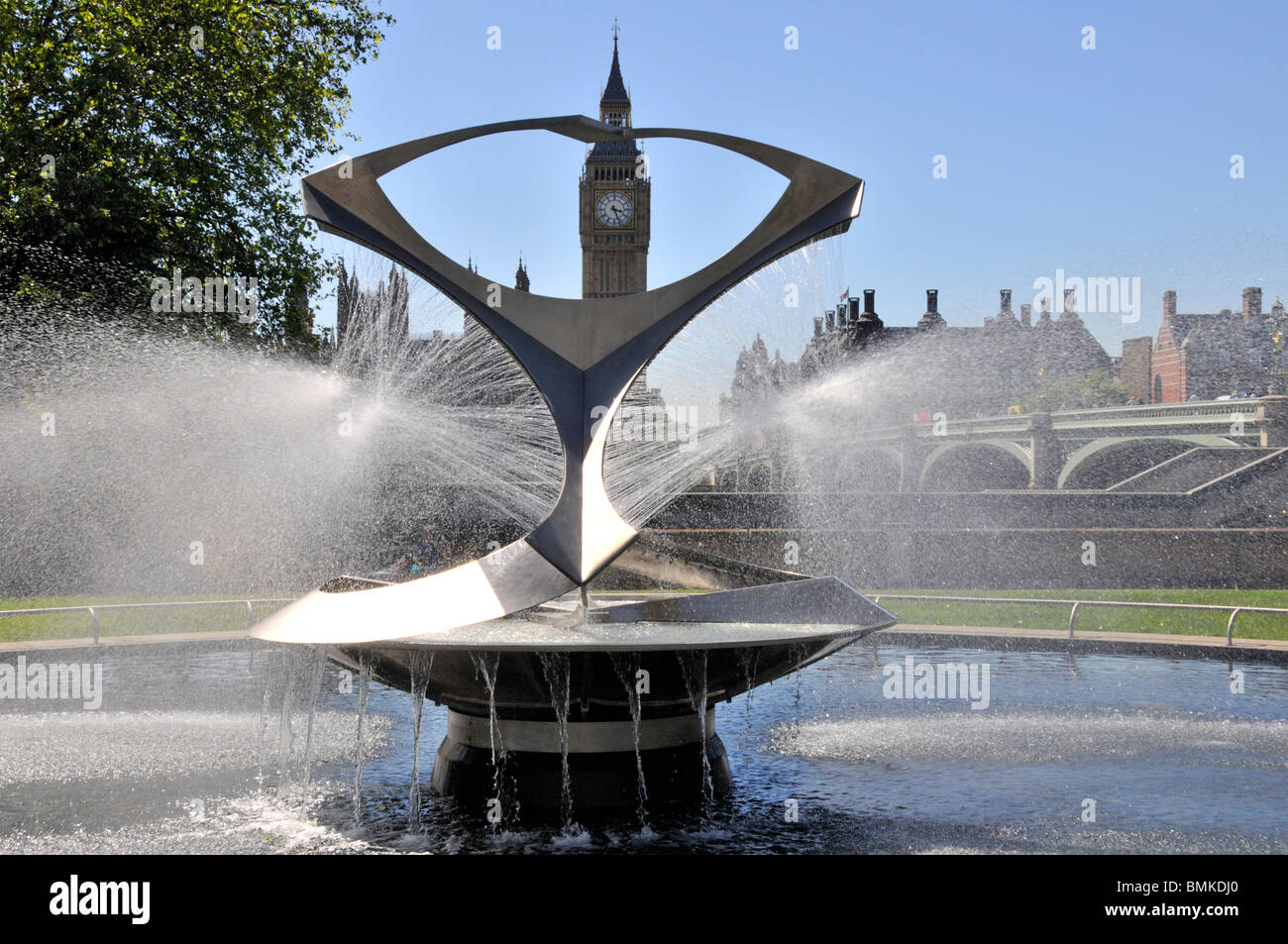 Drehtür Edelstahl Wasser spray Funktion Brunnen & Kunst Skulptur von Naum Gabo im St. Thomas Hospital als Rahmen zu Big Ben Clock Face London UK Stockfoto
