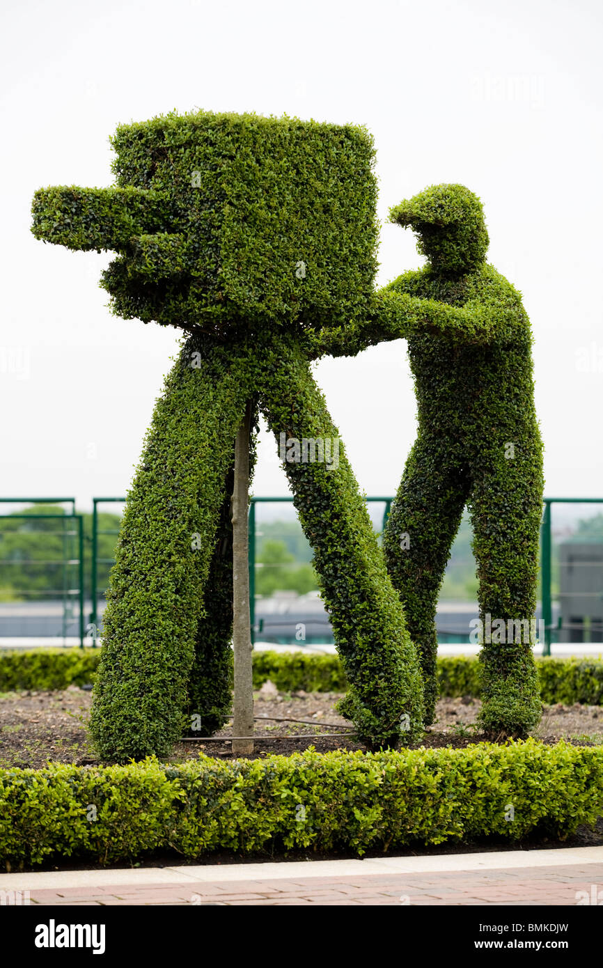 Vintage BBC Kameramann / Kamera im Feld Hedge Hecke in Wimbledon Tennis Turnier Meisterschaft Boden vertreten. London. UK Stockfoto