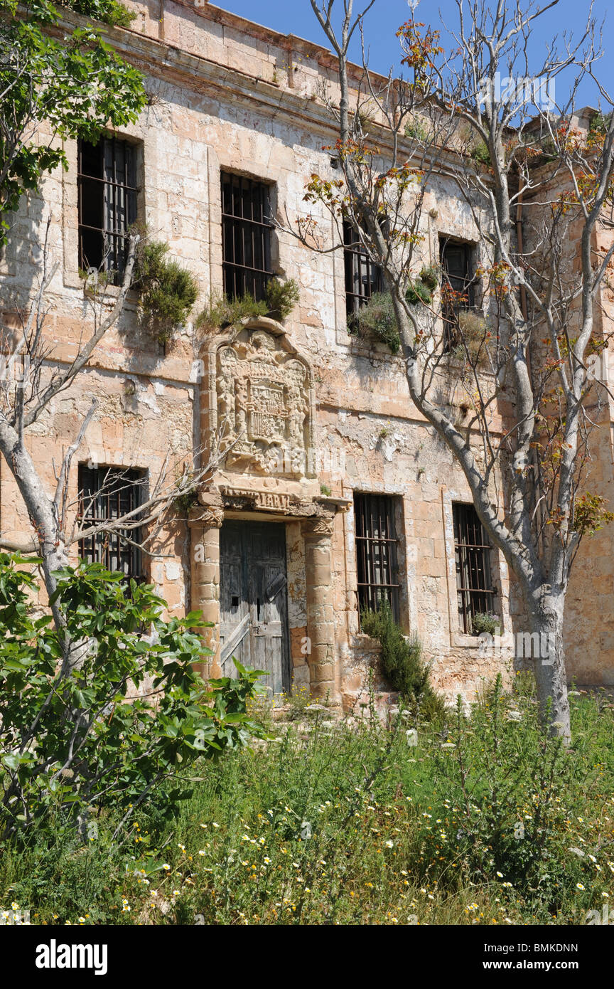 Verwahrloste Gebäude der Armee - ehemaliges Militärgefängnis - La Mola, Mahon (Mao) Menorca, Spanien Stockfoto