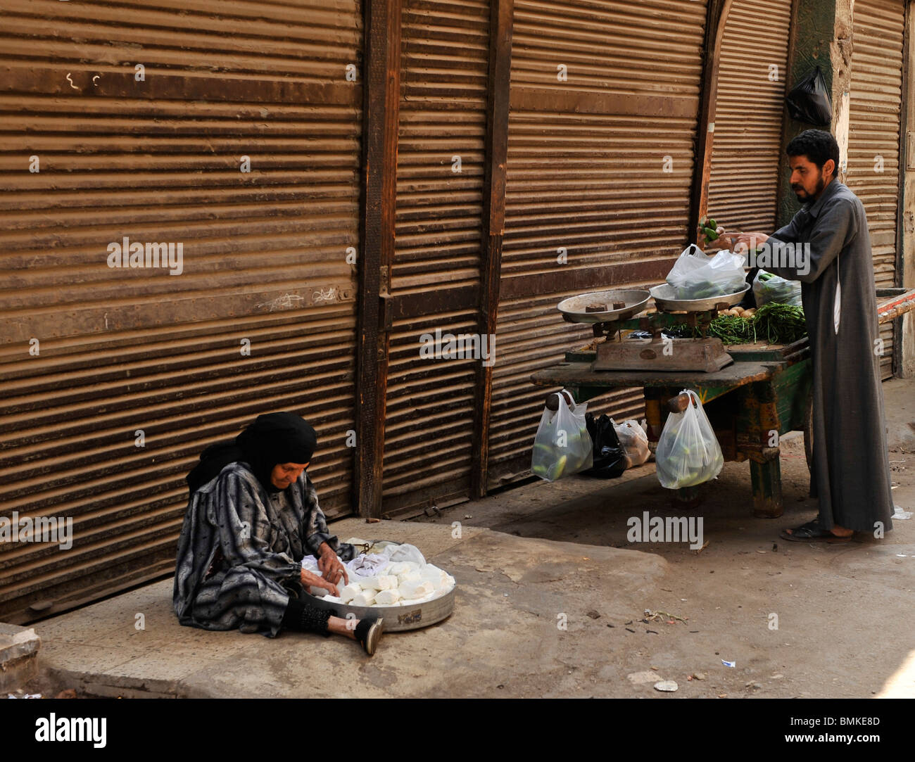 Bettler und Obst Anbieter teilen einen Stellplatz in den Gassen der islamischen Kairo, am frühen Morgen Szene, islamische Kairo, Kairo, Ägypten Stockfoto