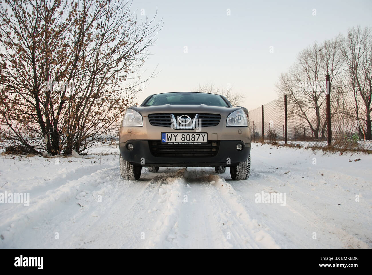 Nissan Qashqai 2.0 dCi 4 x 4 - 2007 - Beige Metallic - fünf Türen (5D) - Japan beliebten Kompakt-SUV - Schnee, winter Stockfoto