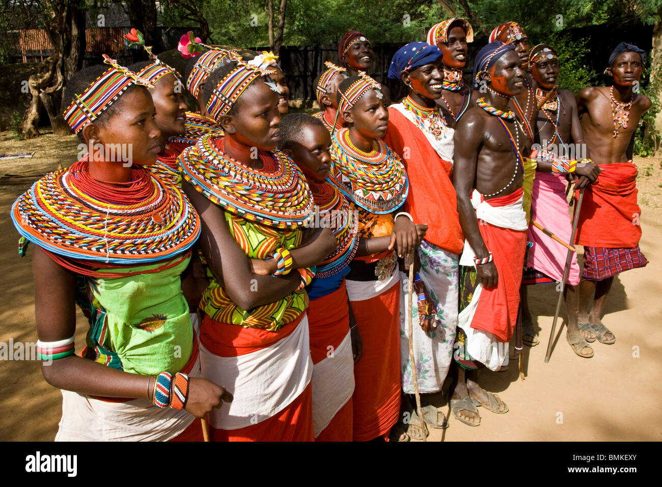 Afrika. Kenia. Junge Samburu Morani Tanz mit Frauen in bunten, traditionellen Kleid bei einer Zeremonie im Samburu NP. Stockfoto