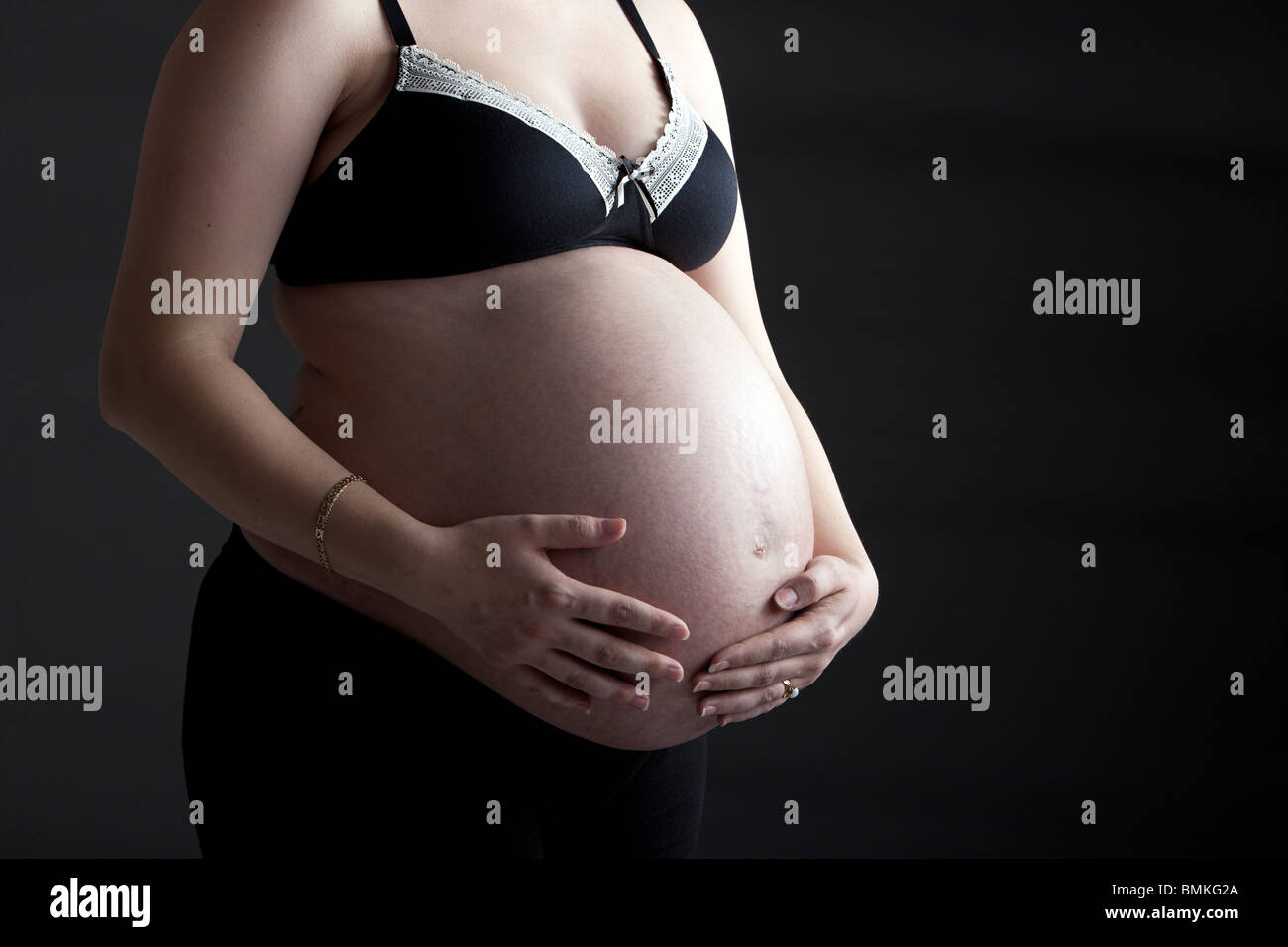 Schöner Schuss von einem stark schwangere Frau Schröpfen ihr Bauch Stockfoto