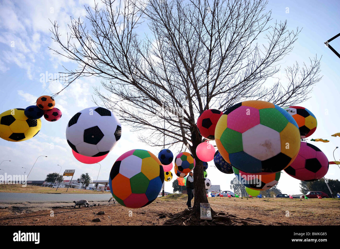 Straße Seite Fußball Verkäufer JOHANNESBURG Südafrika JOHANNESBURG Südafrika 11. Juni 2010 Stockfoto