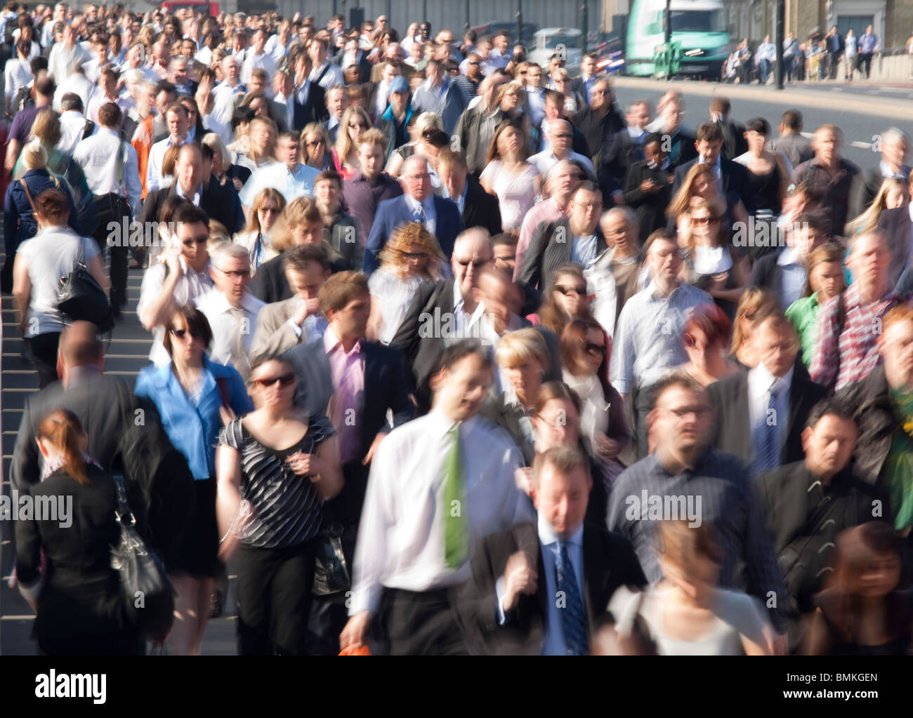 Pendler auf der Londoner Brücke während der Rush hour Stockfoto