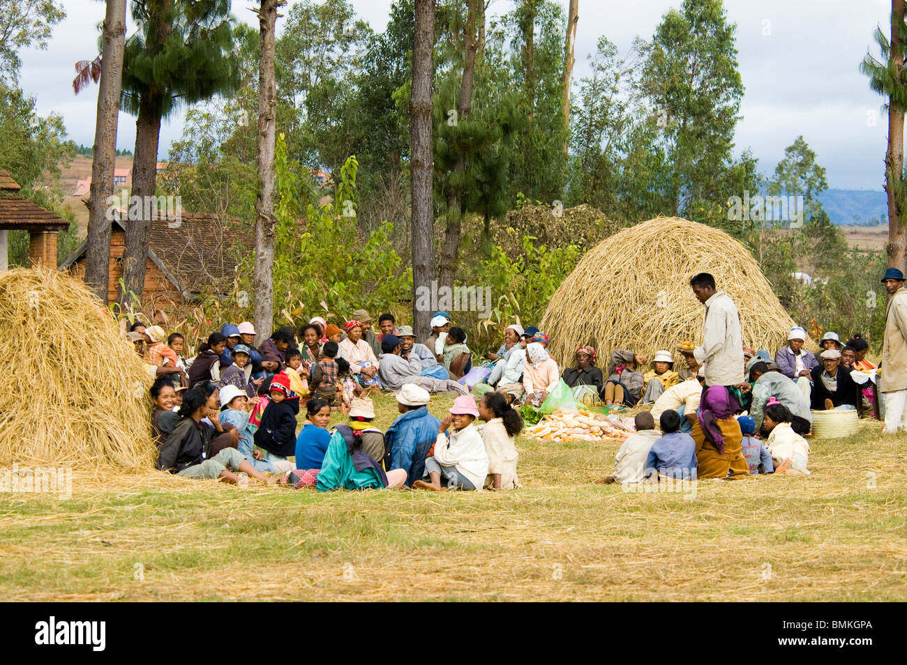 Madagaskar, Antananarivo. Menschen treffen sich in einem Feld in der Nähe von Antsirabe. Stockfoto