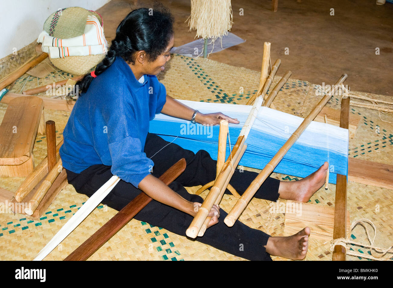 Madagaskar, Ambalavao. Weben von Seide auf die Fabrique de Papier Antaimoro Frau Stockfoto