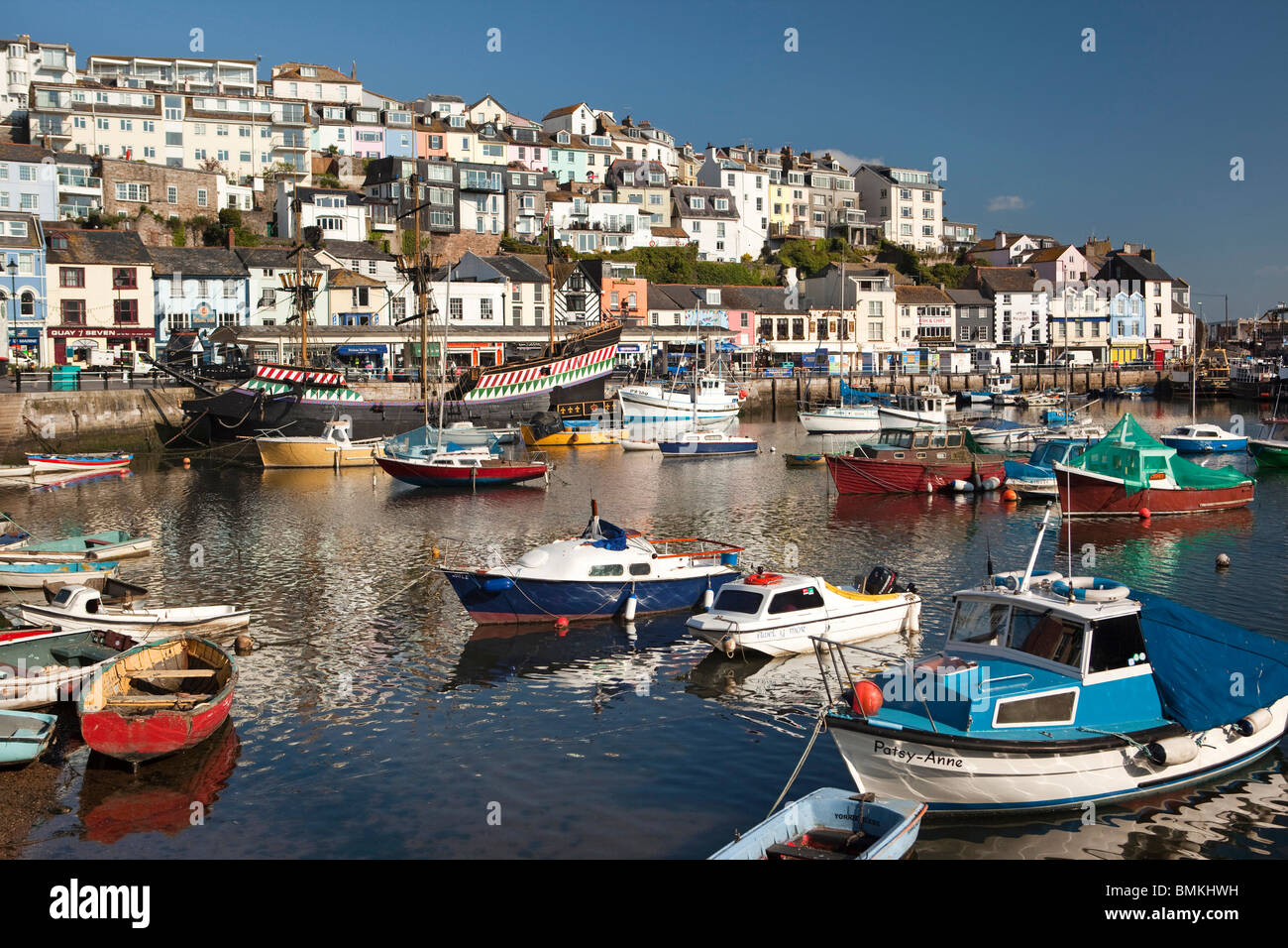 Großbritannien, England, Devon, Brixham Boote im Hafen vor Anker neben Golden Hind Replik Schiff Stockfoto