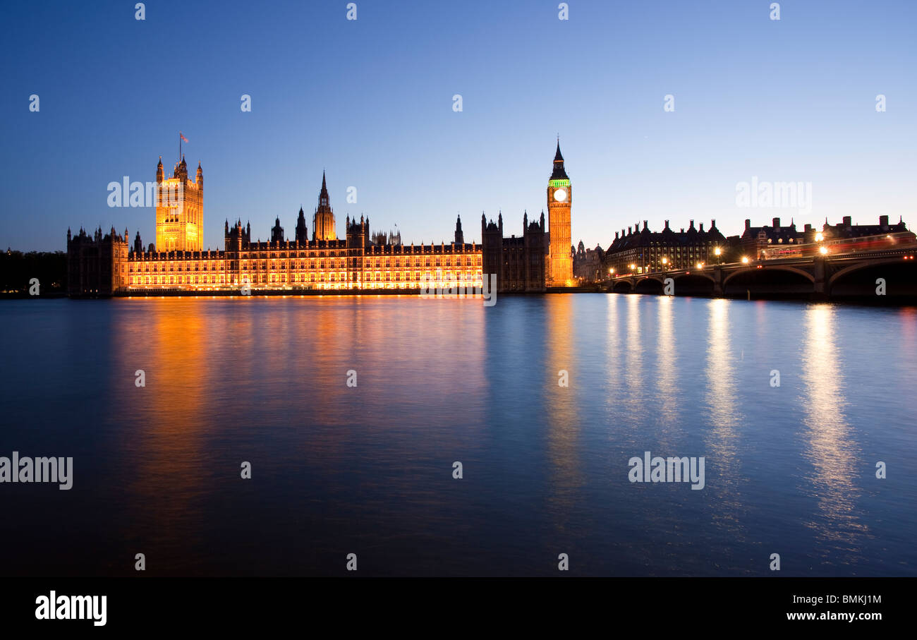 Big Ben und Westminster Bridge in der Dämmerung London angesehen Stockfoto