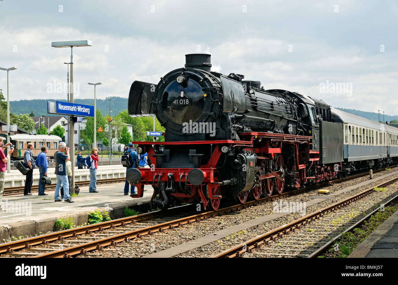 Erhaltene Klasse 41 Dampf Lok Ankunft in Neuenmarkt, Bayern, Deutschland, Mai 2010. Stockfoto