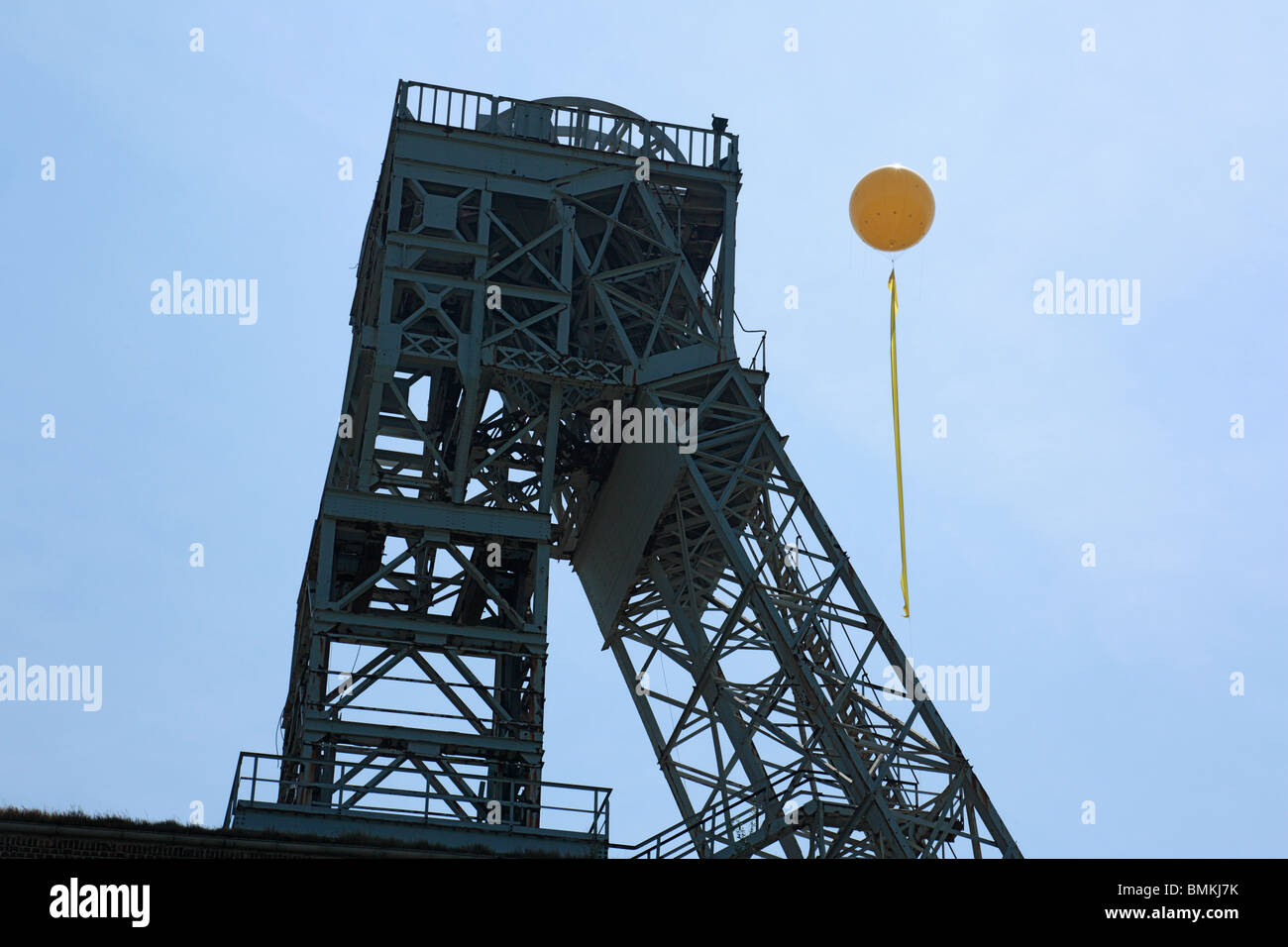 Ruhr 2010, Europäische Kulturhauptstadt 2010, Steinkohlebergbau im Ruhrgebiet, Großprojekt SchachtZeichen vom 22. Mai bis 30. Mai 2010 nach eine Idee von Volker Bandelow, gelbe Luftballons und langen Fahnen markieren die Standorte der ehemaligen Braunkohletagebaue, D-Oberh Stockfoto