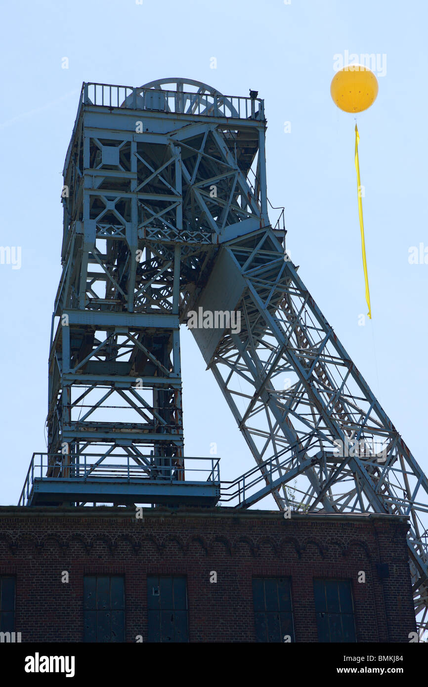 Ruhr 2010, Europäische Kulturhauptstadt 2010, Steinkohlebergbau im Ruhrgebiet, Großprojekt SchachtZeichen vom 22. Mai bis 30. Mai 2010 nach eine Idee von Volker Bandelow, gelbe Luftballons und langen Fahnen markieren die Standorte der ehemaligen Braunkohletagebaue, D-Oberh Stockfoto