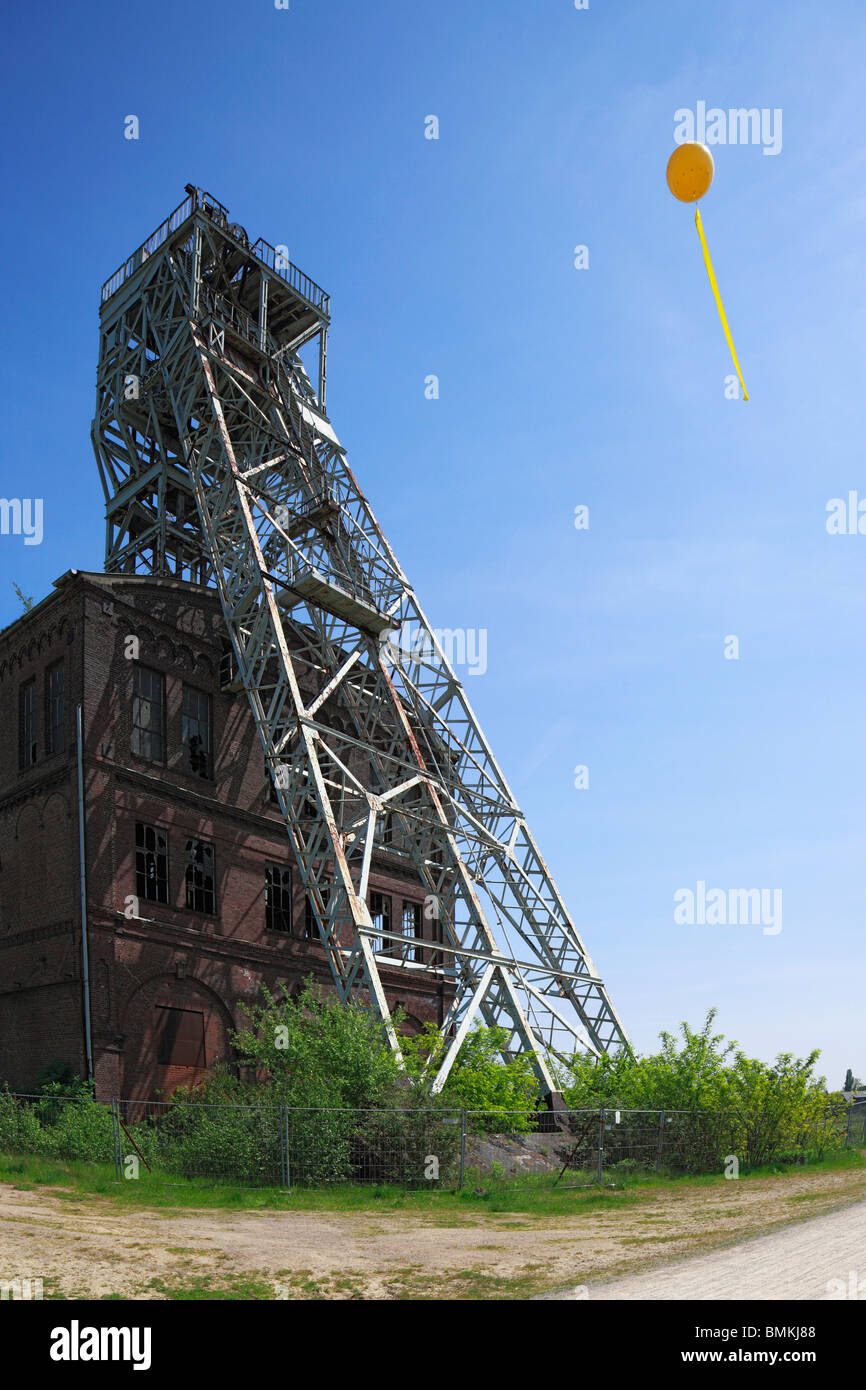 Ruhr 2010, Europäische Kulturhauptstadt 2010, Steinkohlebergbau im Ruhrgebiet, Großprojekt SchachtZeichen vom 22. Mai bis 30. Mai 2010 nach eine Idee von Volker Bandelow, gelbe Luftballons und langen Fahnen markieren die Standorte der ehemaligen Braunkohletagebaue, D-Oberh Stockfoto