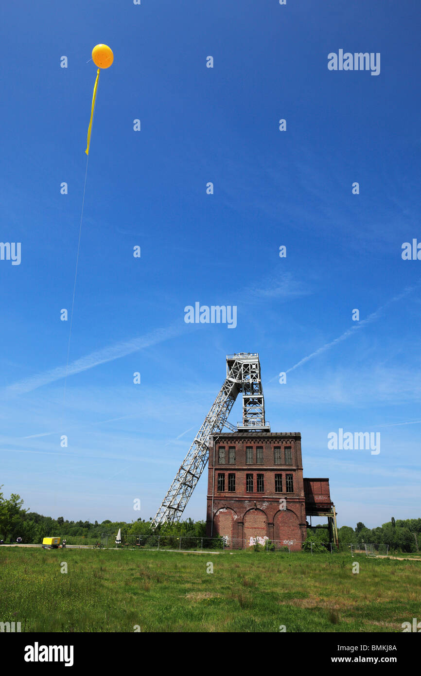 Ruhr 2010, Europäische Kulturhauptstadt 2010, Steinkohlebergbau im Ruhrgebiet, Großprojekt SchachtZeichen vom 22. Mai bis 30. Mai 2010 nach eine Idee von Volker Bandelow, gelbe Luftballons und langen Fahnen markieren die Standorte der ehemaligen Braunkohletagebaue, D-Oberh Stockfoto