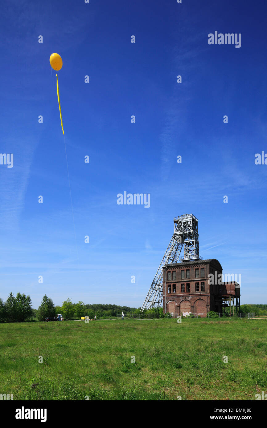 Ruhr 2010, Europäische Kulturhauptstadt 2010, Steinkohlebergbau im Ruhrgebiet, Großprojekt SchachtZeichen vom 22. Mai bis 30. Mai 2010 nach eine Idee von Volker Bandelow, gelbe Luftballons und langen Fahnen markieren die Standorte der ehemaligen Braunkohletagebaue, D-Oberh Stockfoto