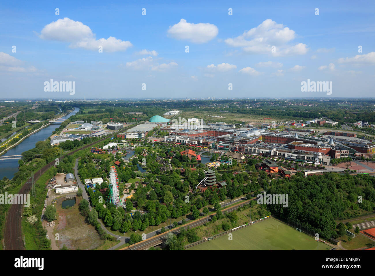 D-Oberhausen, Ruhrgebiet, Niederrhein, Nordrhein-Westfalen, D-Oberhausen-Neue Mitte, Ruhr 2010, Kulturhauptstadt 2010, Route der Industriekultur, Ausstellungshalle Gasometer, Blick vom Gasometer zur Shopping Mall und Freizeit-Center-Cen Stockfoto