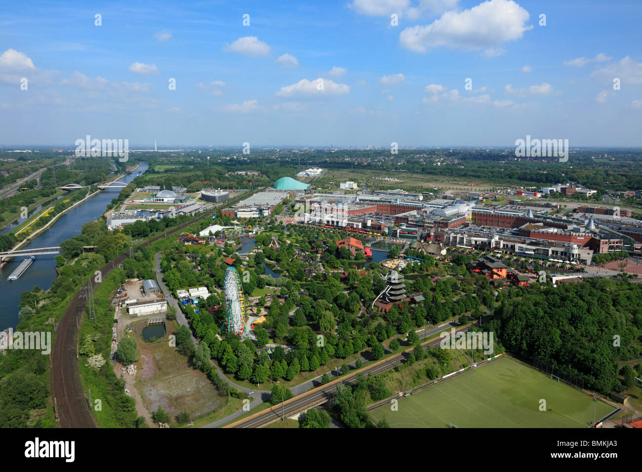 D-Oberhausen, Ruhrgebiet, Niederrhein, Nordrhein-Westfalen, D-Oberhausen-Neue Mitte, Ruhr 2010, Kulturhauptstadt 2010, Route der Industriekultur, Ausstellungshalle Gasometer, Blick vom Gasometer zur Shopping Mall und Freizeit-Center-Cen Stockfoto