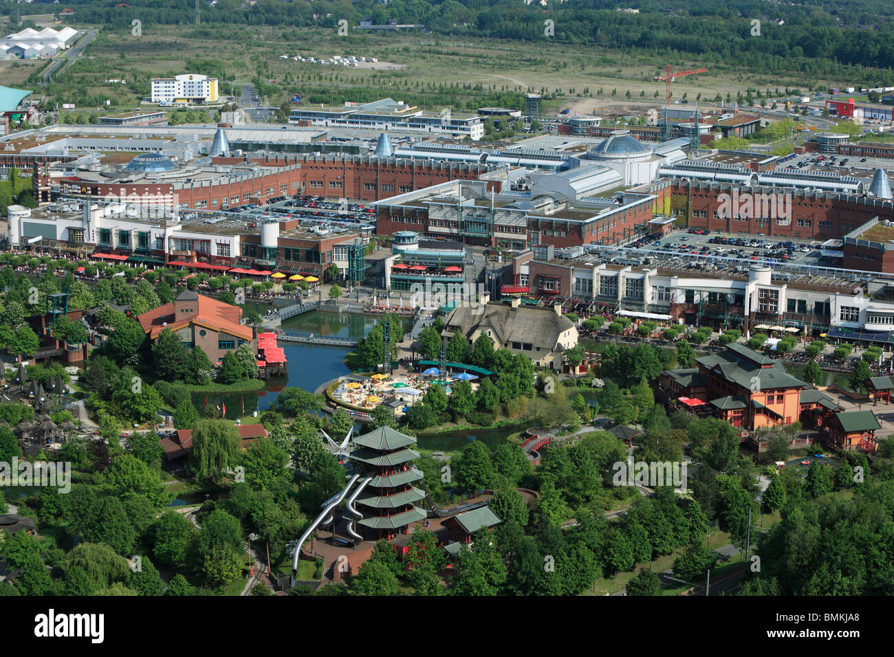 D-Oberhausen, Ruhrgebiet, Niederrhein, Nordrhein-Westfalen, D-Oberhausen-Neue Mitte, Ruhr 2010, Kulturhauptstadt 2010, Route der Industriekultur, Ausstellungshalle Gasometer, Blick vom Gasometer zur Shopping Mall und Freizeit-Center-Cen Stockfoto