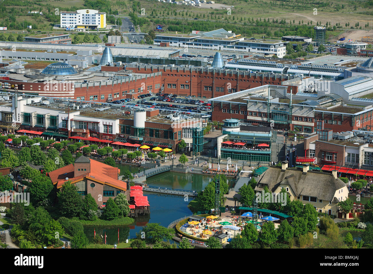 D-Oberhausen, Ruhrgebiet, Niederrhein, Nordrhein-Westfalen, D-Oberhausen-Neue Mitte, Ruhr 2010, Kulturhauptstadt 2010, Route der Industriekultur, Ausstellungshalle Gasometer, Blick vom Gasometer zur Shopping Mall und Freizeit-Center-Cen Stockfoto
