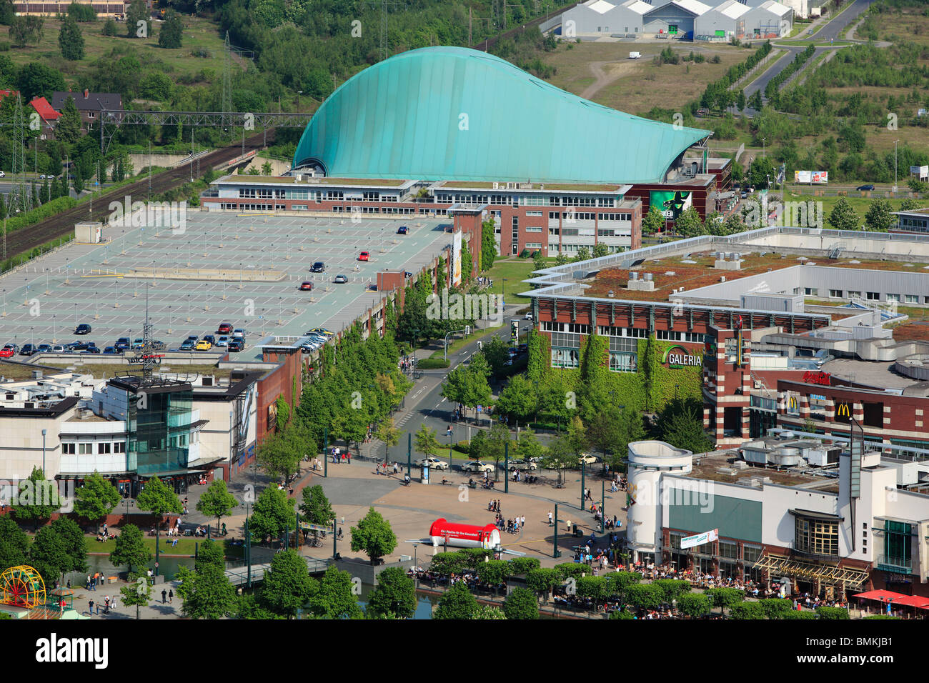 D-Oberhausen, Ruhrgebiet, Niederrhein, Nordrhein-Westfalen, D-Oberhausen-Neue Mitte, Ruhr 2010, Kulturhauptstadt 2010, Route der Industriekultur, Ausstellungshalle Gasometer, Blick vom Gasometer zur Shopping Mall und Freizeit-Center-Cen Stockfoto