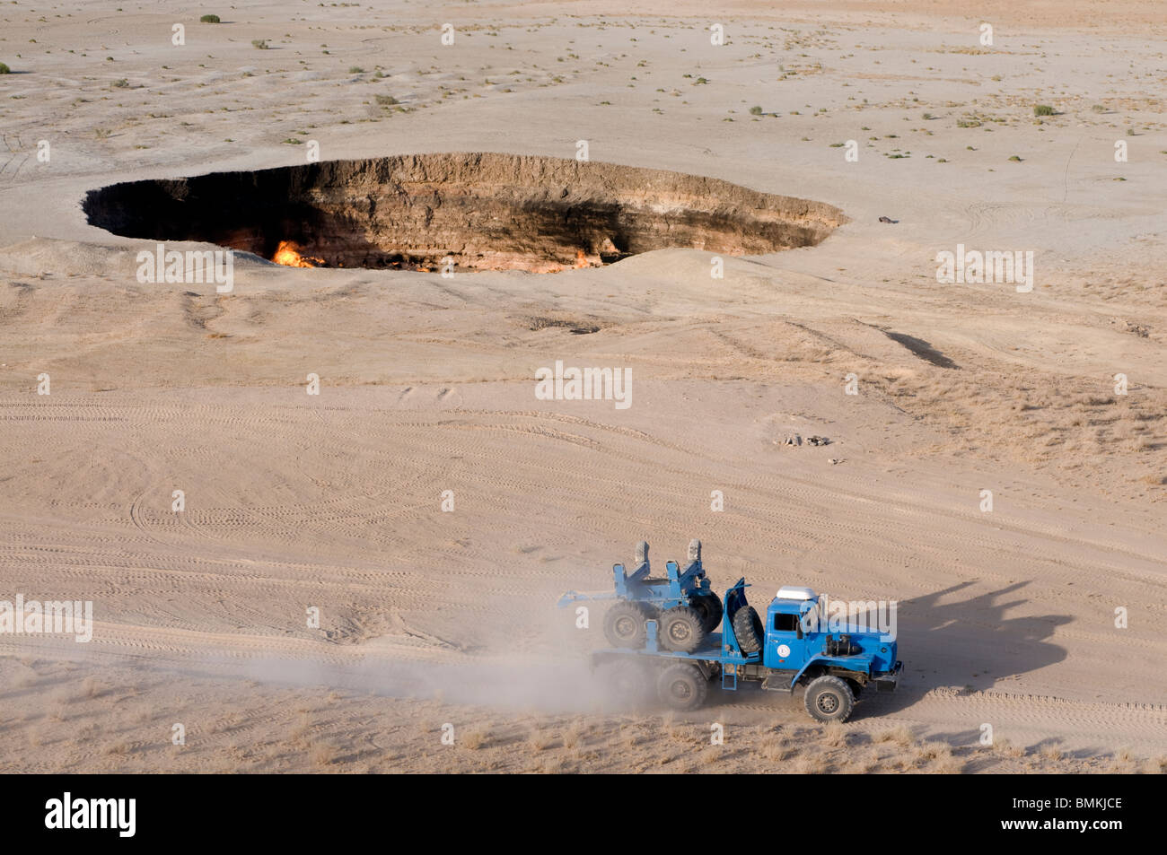 Off-Road fahren über staubige Landstraße, Darvaza Gas Krater, Turkmenistan Stockfoto