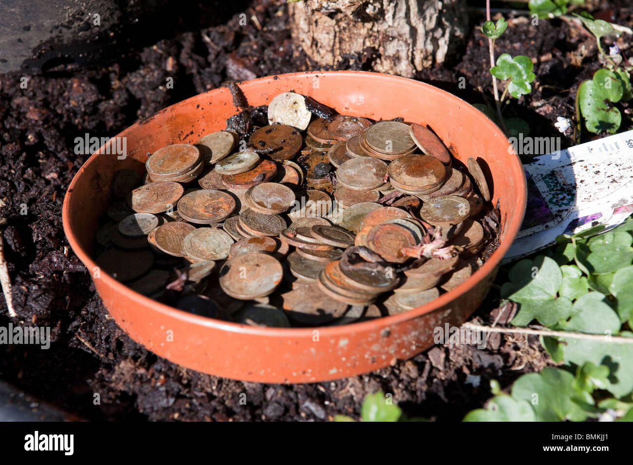 Ein Topf schmutzig und rostigen englische Münzen, meist zwei und einem Pence-Stücke Stockfoto