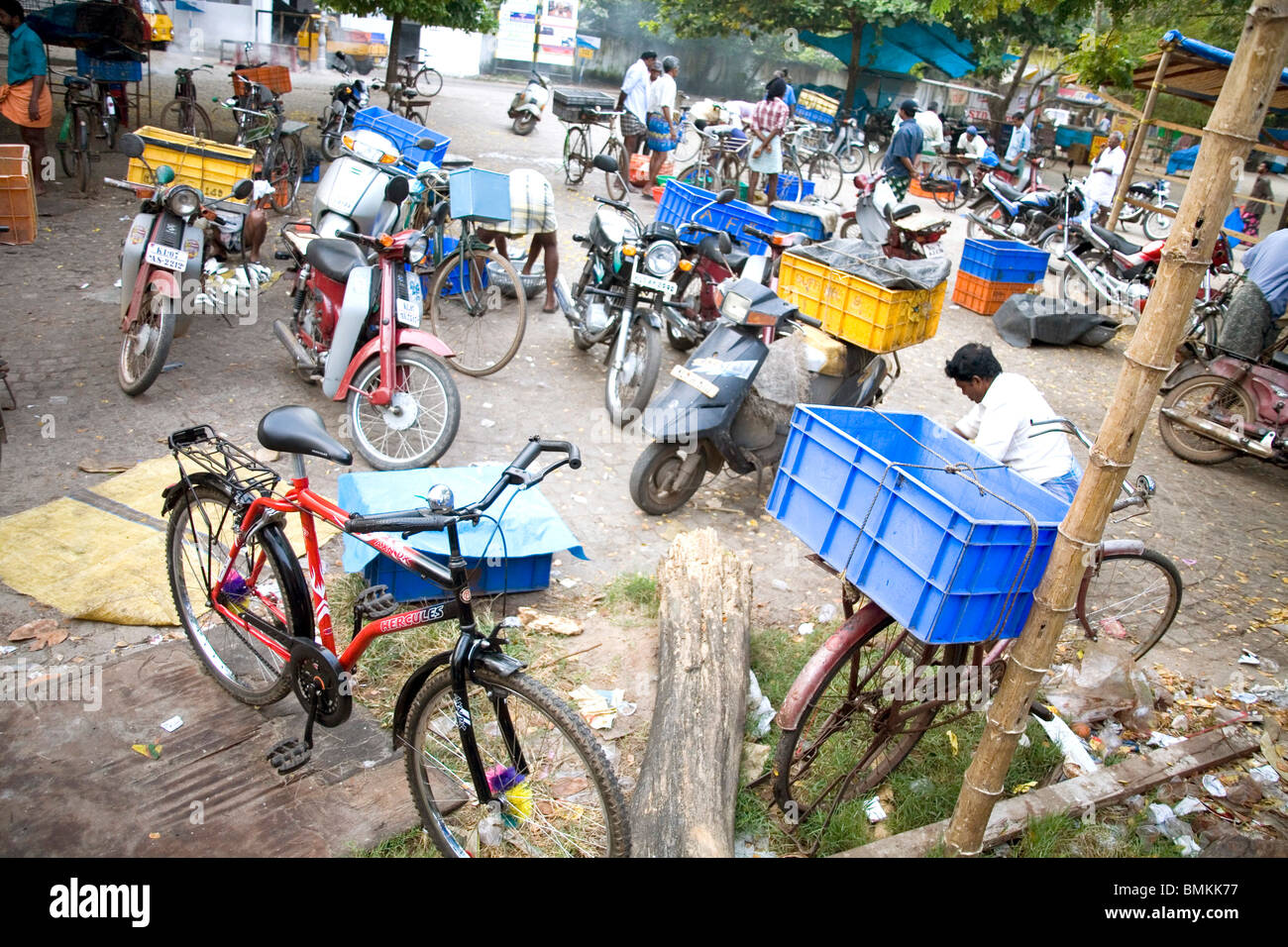 Zwei Räder und Fahrrad geparkt in der Nähe von Fischmarkt; Cochin jetzt Kochi; Kerala; Indien Stockfoto