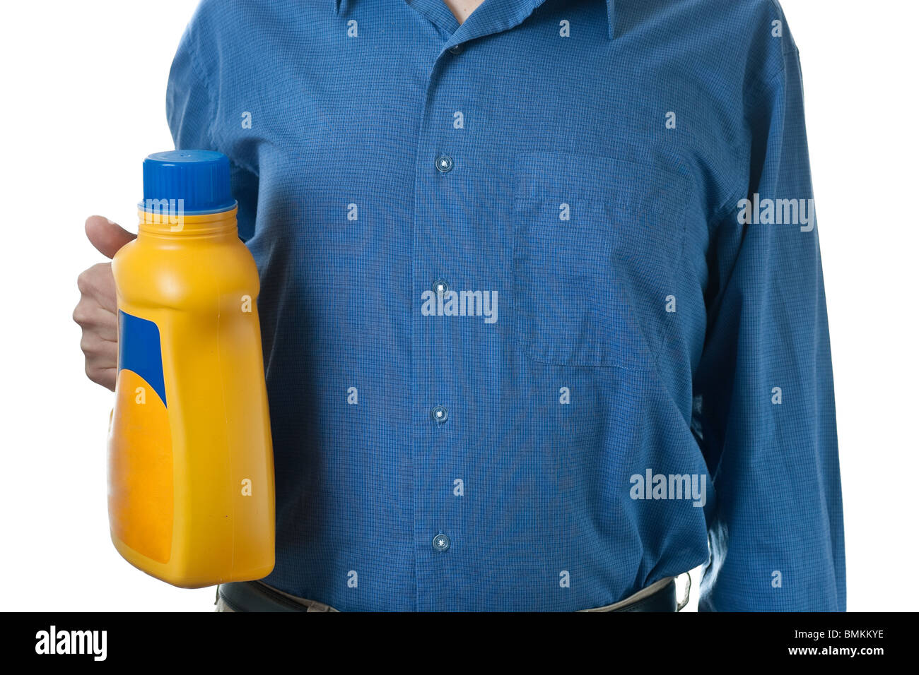 Ein Mann in einem blauen Kleid Shirt, mit einer Flasche Spülmittel in einer gelben Flasche, isoliert auf weiss. Stockfoto
