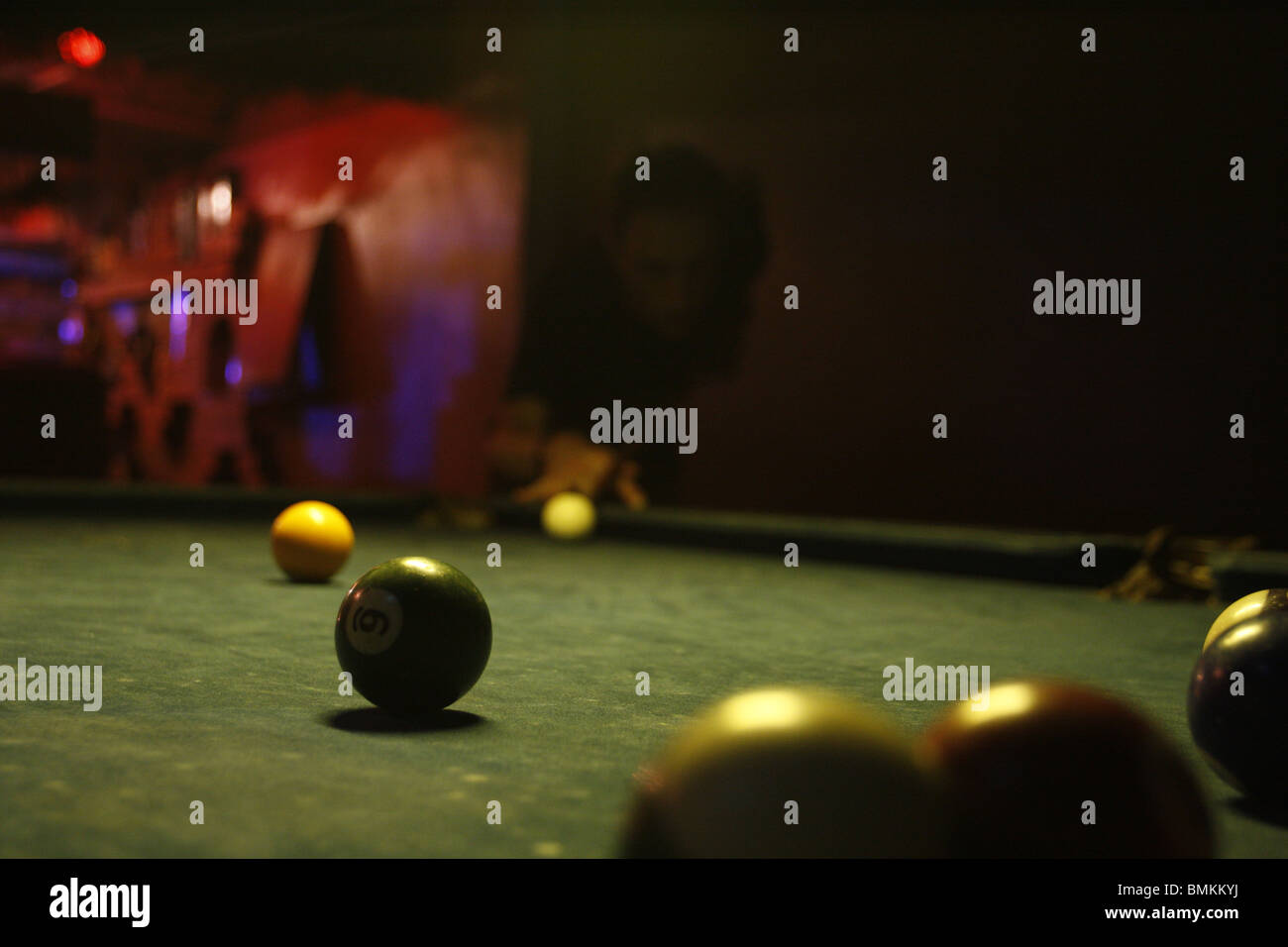 Ein Billardspieler in einer Bar in Siem Reap, Kambodscha Stockfoto