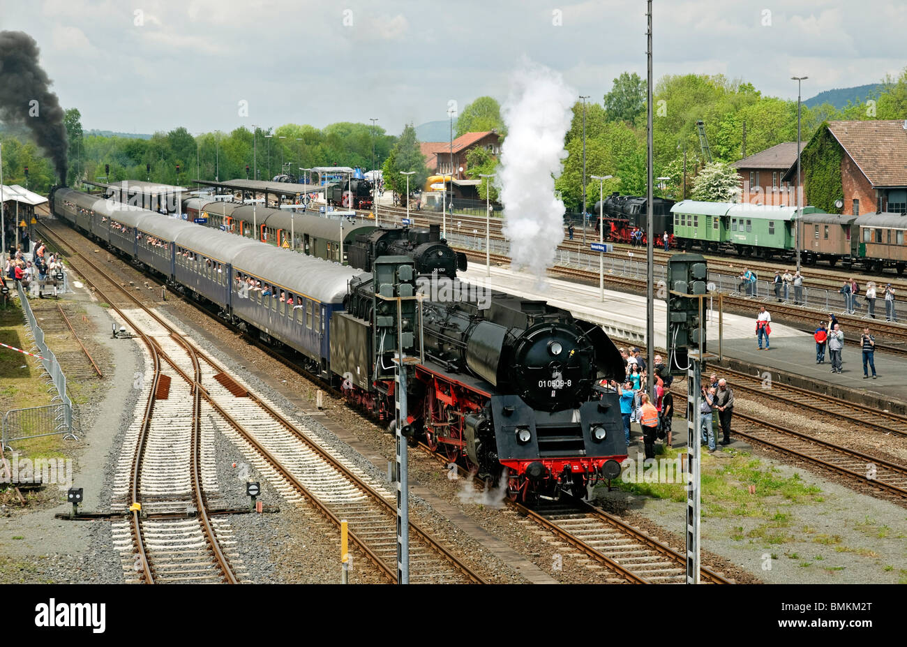 Dampfzug Abfahrt vom Bahnhof Neuenmarkt während 175 Jahre deutsche Eisenbahn, Bayern, Mai 2010. Stockfoto
