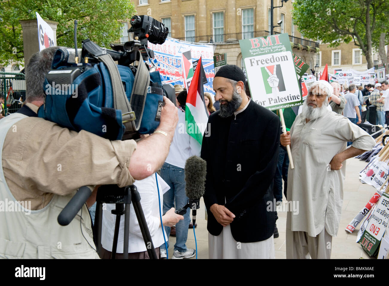 Ismail Patel, Vorsitzender der Freunde der Al-Aqsa, im Gespräch mit TV-Crew während der Free-Gaza-Demonstration in Whitehall, Juni 2010 Stockfoto