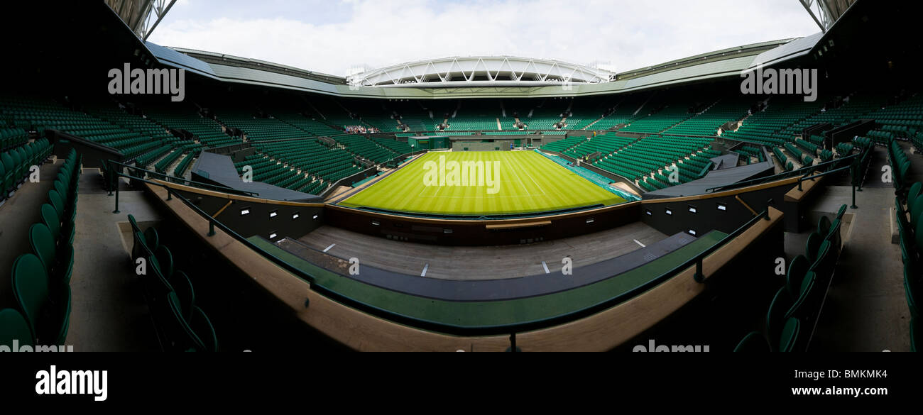 Panorama-Foto der Centre Court Wimbledon / Tennis Meisterschaft Stadion Arena mit dem Schiebedach. Wimbledon, Großbritannien. Stockfoto
