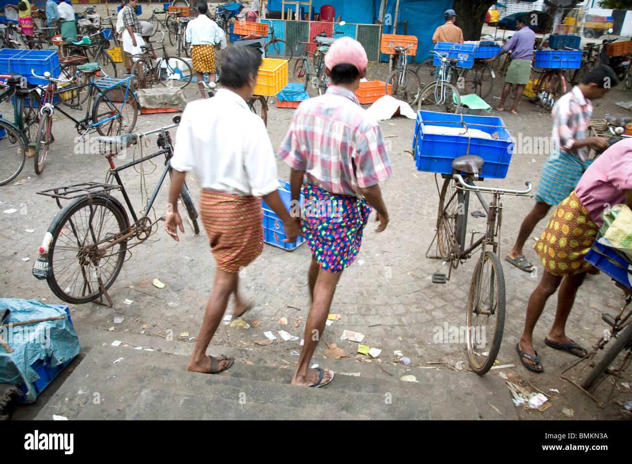 Männer zu Fuß und zwei Wheelers Fahrrad geparkt in der Nähe von Fischmarkt; Cochin jetzt Kochi; Kerala; Indien Stockfoto