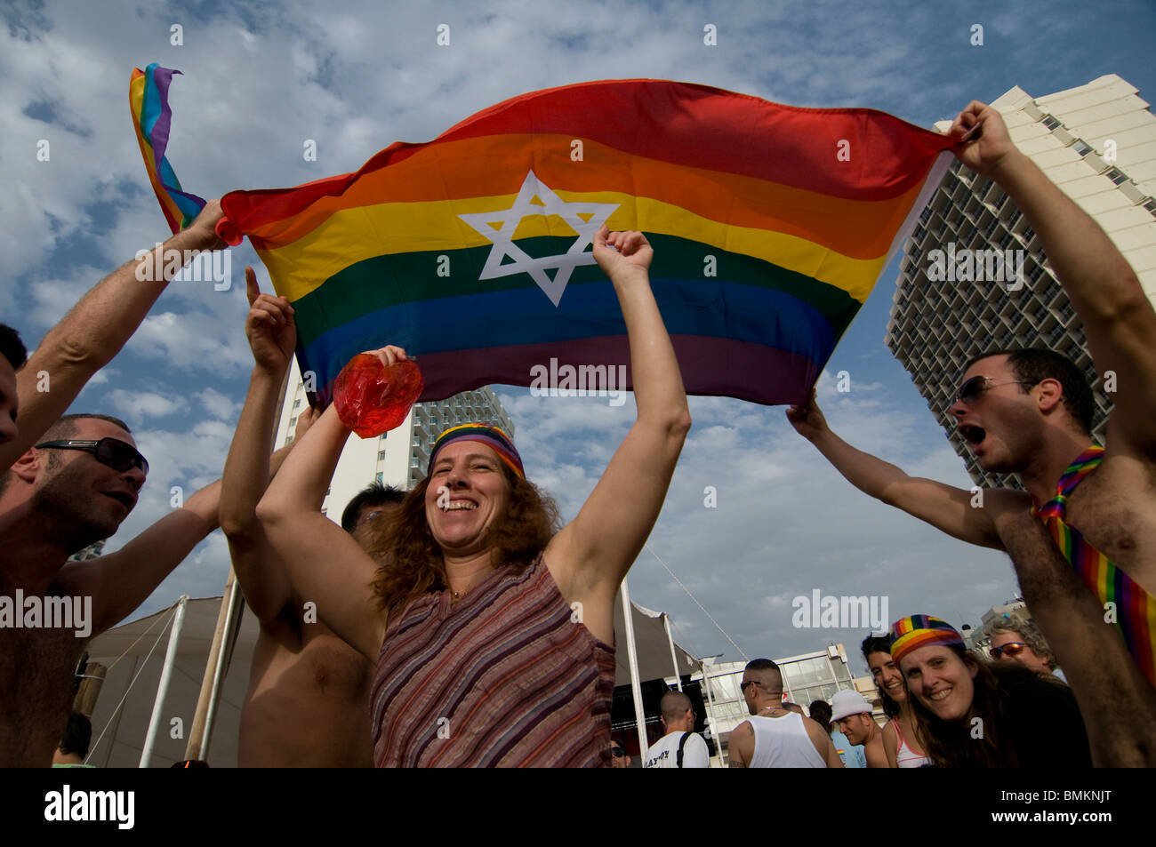 Israelis winken das Regenbogenflagensymbol des LGBTQ Pride mit dem jüdischen Davidstern bei der jährlichen LGBT Tel Aviv Pride Parade, die auch als "Love Parade" bezeichnet wird, als Teil der internationalen Einhaltung des Gay Pride Month. Israel Stockfoto