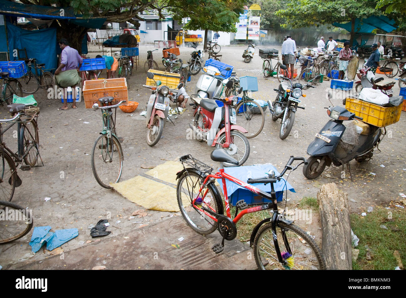Zwei Räder und Fahrrad geparkt in der Nähe von Fischmarkt; Cochin jetzt Kochi; Kerala; Indien Stockfoto