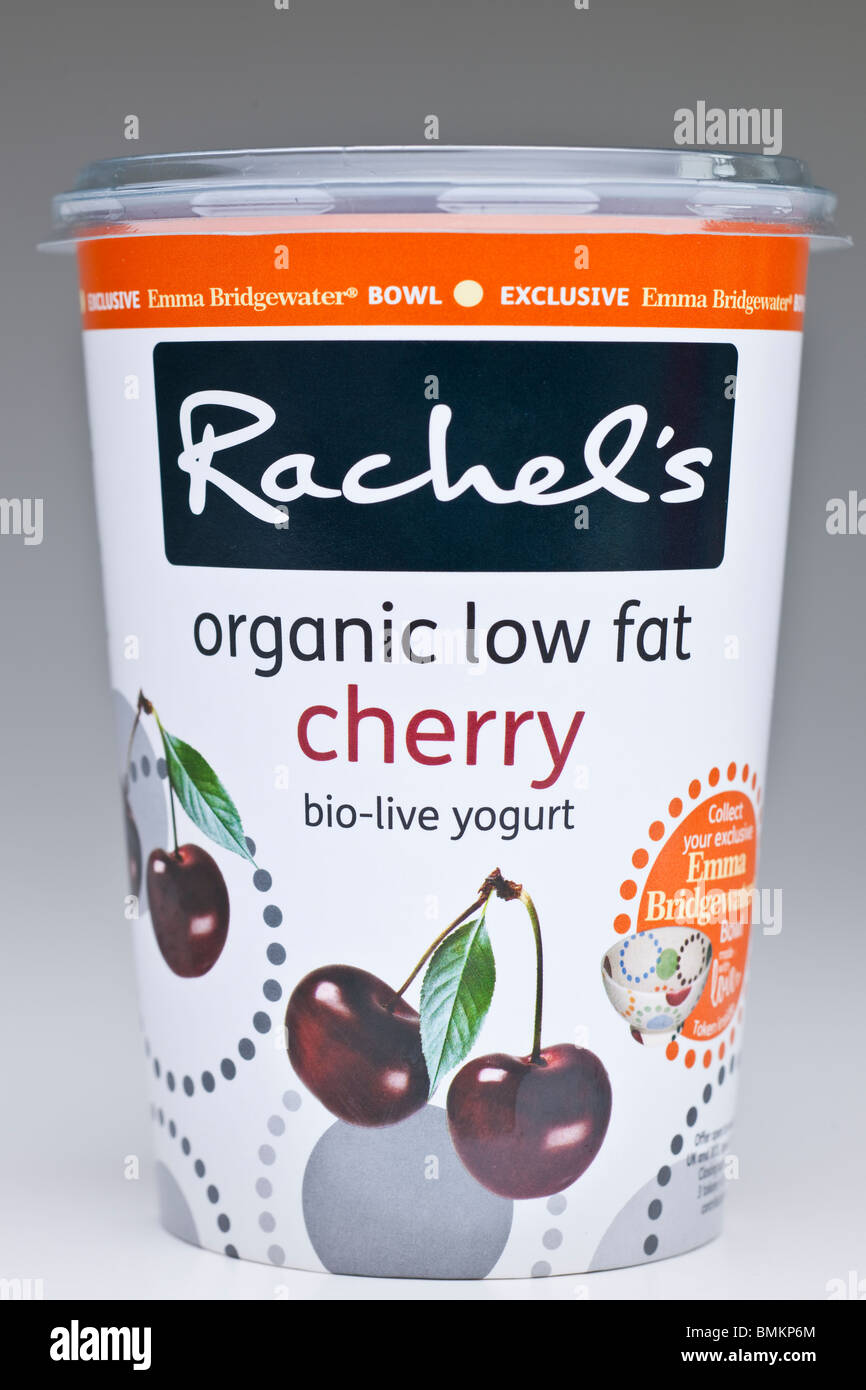 Karton mit Rachels Bio fettarmer Kirsche Bio-live Joghurt Stockfoto