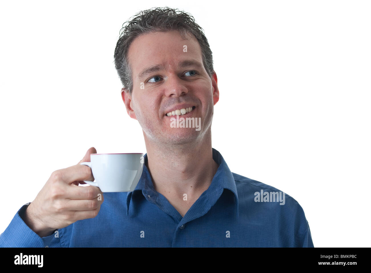 Ein Mann in einem blauen Kleid Shirt, hält einen kleinen Cappuccino / Coffee Cup, isoliert auf weiss. Stockfoto